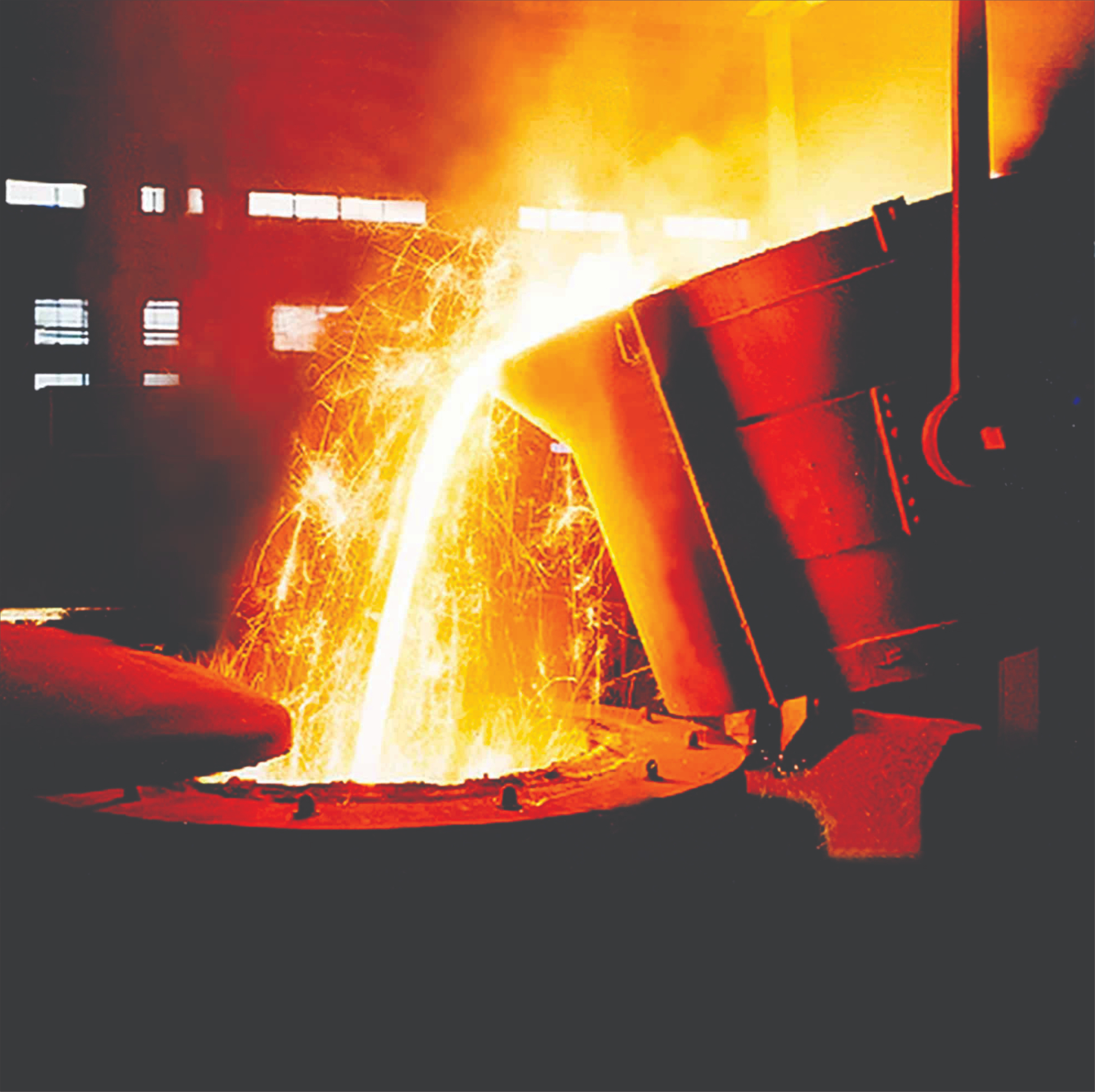 Vazamento de metal incandescente em fundição